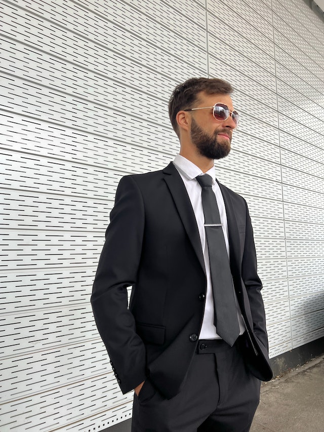 Chàng trai mặc vest lịch lãm